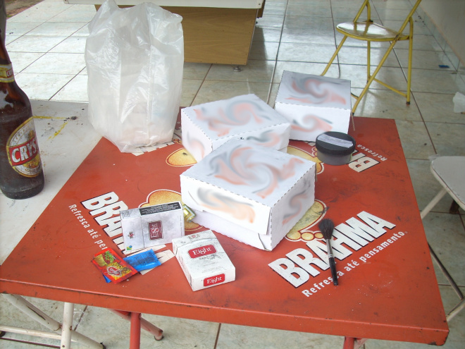 Possíveis pistas podem ajudar polícia a esclarecer homicídio de idoso Caixas da entrega recebida no estabelecimento comercial na noite de terça (19)
Foto: Divulgação