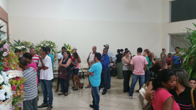 Mais de 500 pessoas foram dar o último adeus ao músico três-lagoense Muitos pareciam não acreditar que aquele seria o último adeus ao cantor Cícero (Foto: Patrícia Miranda)