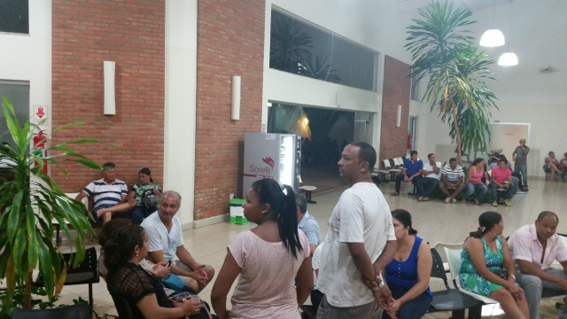 Mais de 500 pessoas foram dar o último adeus ao músico três-lagoense Desde a chegada do corpo amigos e familiares permaneceram no local até altas horas da noite (Foto: Ricardo Ojeda)