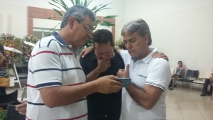 Mais de 500 pessoas foram dar o último adeus ao músico três-lagoense Abatido, o vereador Jorginho do Gás disse ao Perfil News que Três Lagoas precisa de mais segurança (Foto: Patricia Miranda)