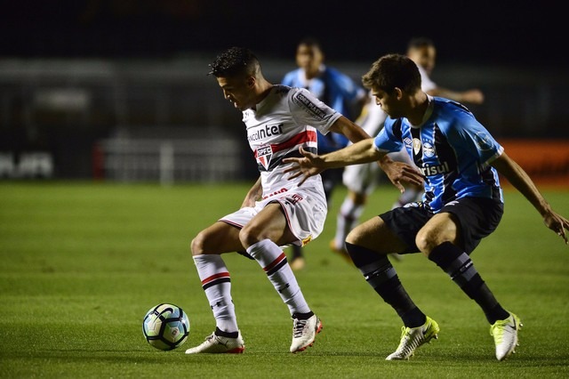 Marcinho em ação na partida contra o Grêmio (Foto: Marcos Ribolli)