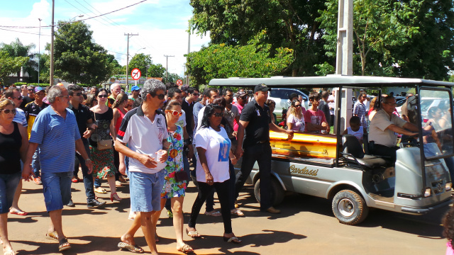 Com músicas e aplausos, amigos e familiares se despedem de músico três-lagoense O caixão com o corpo de Cícero Aparecido dos Santos seguiu no carro até o cemitério municipal e foi acompanhado pelos amigos e familiares (Foto: Patrícia Miranda)