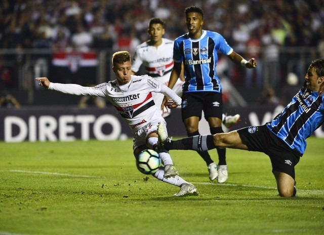 Lucas Fernandes no momento do gol de empate do São Paulo (Foto: Marcos Ribolli)