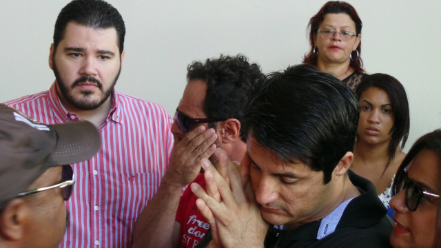 Com músicas e aplausos, amigos e familiares se despedem de músico três-lagoense Amigos emocionados não conseguiram segurar as lágrimas quando se despediam de Cícero (Foto: Ricardo Ojeda)
