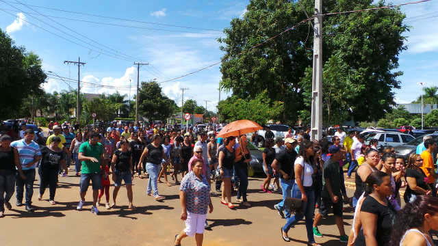 Centenas de pessoas seguiram o cortejo até o cemitério tendo a necessidade de interromper o trânsito no local (Foto: Patrícia Miranda)