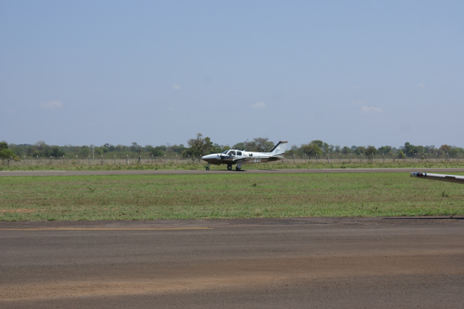 Imagem de um avião de perqueno porto no aeroporto de Três Lagoas
Foto: Arquivo/Perfil News