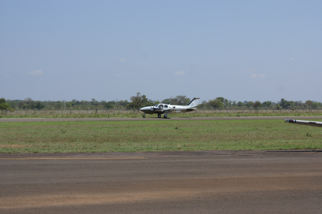 Aeroporto de Três Lagoas deve receber voôs comerciais até o final do ano Imagem de um avião de perqueno porto no aeroporto de Três Lagoas
Foto: Arquivo/Perfil News