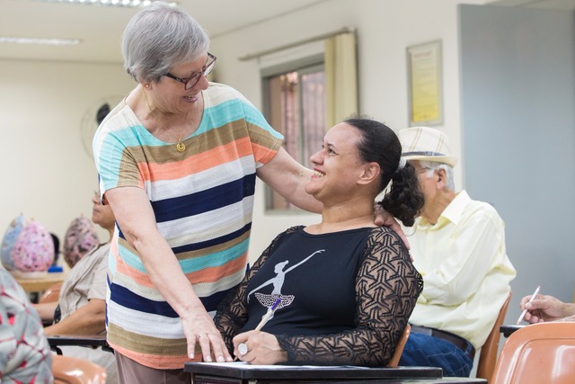 Maria Terezinha Braga, de 66 anos, tem formação em magistério e pedagogia, e é professora voluntária de alfabetização de adultos (Foto: Celso Tavares/G1)