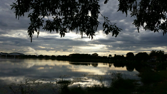 Nuvens iniciam formação, há previsão de chuva para hoje em Três Lagoas. (Foto: Ricardo Ojeda) 