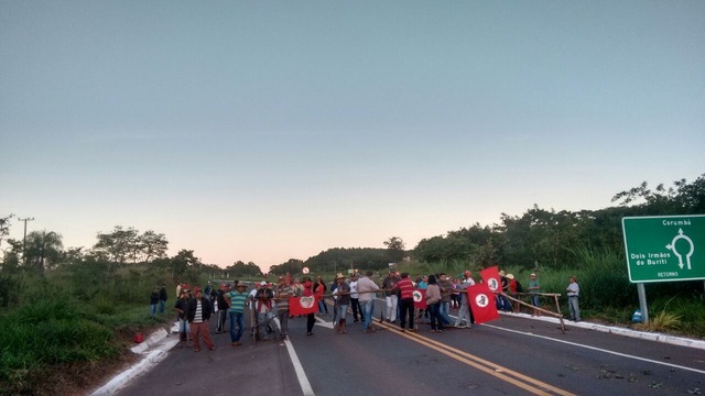 Bloqueio na BR-262, em Dois Irmãos do Buriti (Foto: MST/Divulgação)