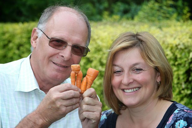 Casal Gerry e Kate Stockton exibe suas 'cenouras xodó'. (Foto: Worldwide Features/Barcroft Media/Getty Images)