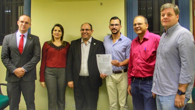 Na reunião, estiveram presentes o Prof. Dr. Marcelo Turine (Reitor da UFMS), a Dra. Daniela Endrice (Juíza Estadual), Dr. Luciano Lara (Promotor de Justiça), Prof. Dr. Osmar Macedo (Diretor da UFMS CPTL), Prof. Dr. Marçal Rizzo (Professor da UFMS CPTL) e Luan Freitas (Coordenador do Educa). (Foto: Divulgação)