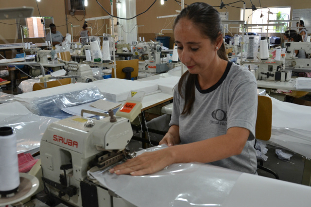 Andreia da Silva Batista, deficiente auditiva trabalha em uma empresa de Ribas do Rio Pardo. ( Foto: Divulgação)