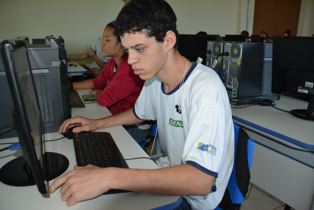 Flávio Henrique Soares Ferraz de 16 anos, é deficiente visual e atua como aprendiz. (Foto: Divulgação)