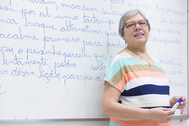 Maria Terezinha Braga, de 66 anos, tem formação em magistério e pedagogia, e é professora voluntária de alfabetização de adultos (Foto: Celso Tavares/G1)