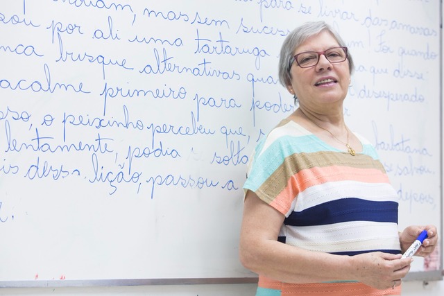 'Tenho uma missão', diz professora voluntária que terminou o supletivo aos 44 anos Maria Terezinha Braga, de 66 anos, tem formação em magistério e pedagogia, e é professora voluntária de alfabetização de adultos (Foto: Celso Tavares/G1)