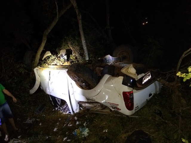 Caminhote capota na BR-262 e deixa três vítimas em Água Clara Foto: Corpo de Bombeiros