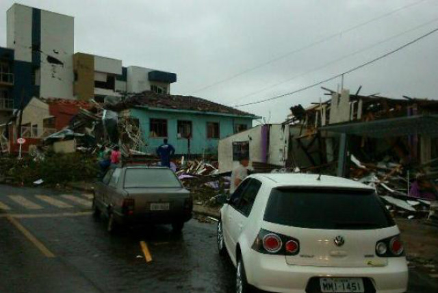 Mais de mil pessoas estão desabrigadas e um balanço preliminar informa que 2,6 mil imóveis foram afetados pelo tornado em Xanxerê. (Foto: Divulgação/Defesa Civil de Santa Catarina)