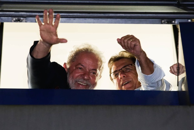 Lula não irá para o matadouro de cabeça baixa, diz advogado do ex-presidente Lula aparece na janela do sindicato dos metalúrgicos do ABC com Luis Marinho pre candidato ao governo de São Paulo e acena aos manifestantes em vigília no ato contra a prisão de Lula na madrugada desta sexta feira (6) em São Bernardo do Campo. - Alice Vergueiro/Folhapress