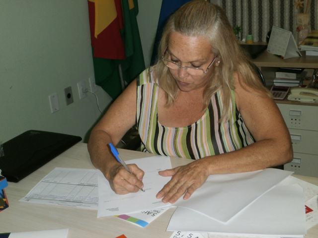Dilmárcia Passarim, secretária de Educação de Selvíria, durante assinatura do programa. (Foto: Divulgação) 