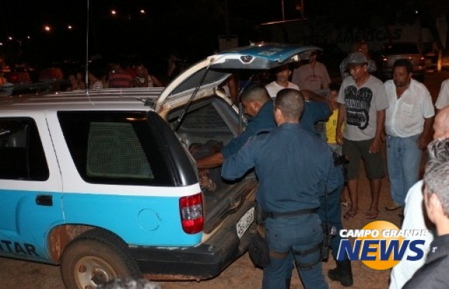 Vereador era o alvo de homem que matou um em frente da Câmara Momento em Manoel é levado para a delegacia. (Foto: Água Clara Notícias)
