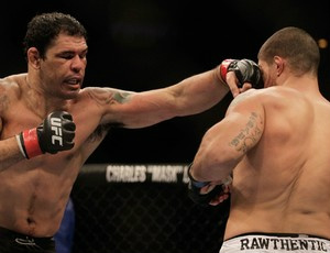Rodrigo Minotauro venceu por nocate o rival
Brendan Schaub durante o UFC Rio (Foto: AP)

