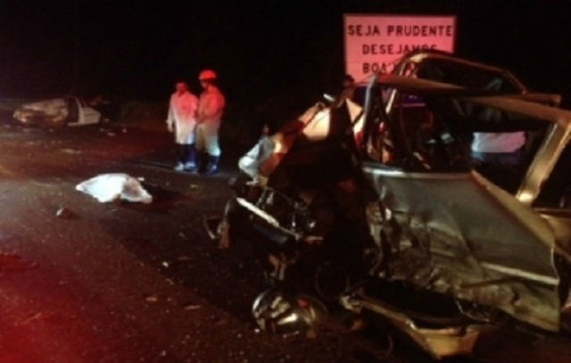 A colisão foi tão violente que os dois veículos ficaram completamente destruídos (Foto: Divulgação/G1)