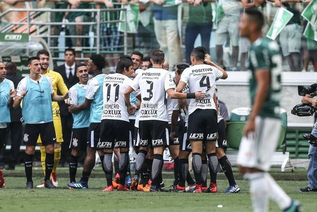Com polêmicas, Corinthians bate Palmeiras nos pênaltis e é campeão Para compartilhar esse conteúdo, por favor utilize o link https://www1.folha.uol.com.br/esporte/2018/04/corinthians-vence-nos-penaltis-final-tumultuada-e-e-campeao-paulista.shtml ou as ferramentas oferecidas na página. Textos, fotos, artes e vídeos da Folha estão protegidos pela legislação brasileira sobre direito autoral. Não reproduza o conteúdo do jornal em qualquer meio de comunicação, eletrônico ou impresso, sem autorização da Folhapress (pesquisa@folhapress.com.br). As regras têm como objetivo proteger o investimento que a Folha faz na qualidade de seu jornalismo. Se precisa copiar trecho de texto da Folha para uso privado, por favor logue-se como assinante ou cadastrado (Foto:Folha S.Paulo)