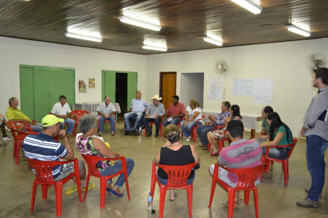 Acompannado de acessores Guerreiro reforçou que assim que a associação legalizar a certidão estadual que permite receber emendas, irá atender novamente os moradores (Foto: Assessoria de Imprensa)