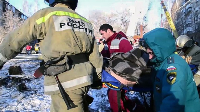 Bebê é resgatado com vida após edifício desabar na Rússia Equipes de resgate retiram sobrevivente dos escombros de edifício que desabou parcialmente na Rússia. — Foto: HO / Russian Emergency Situations Ministry / AFP