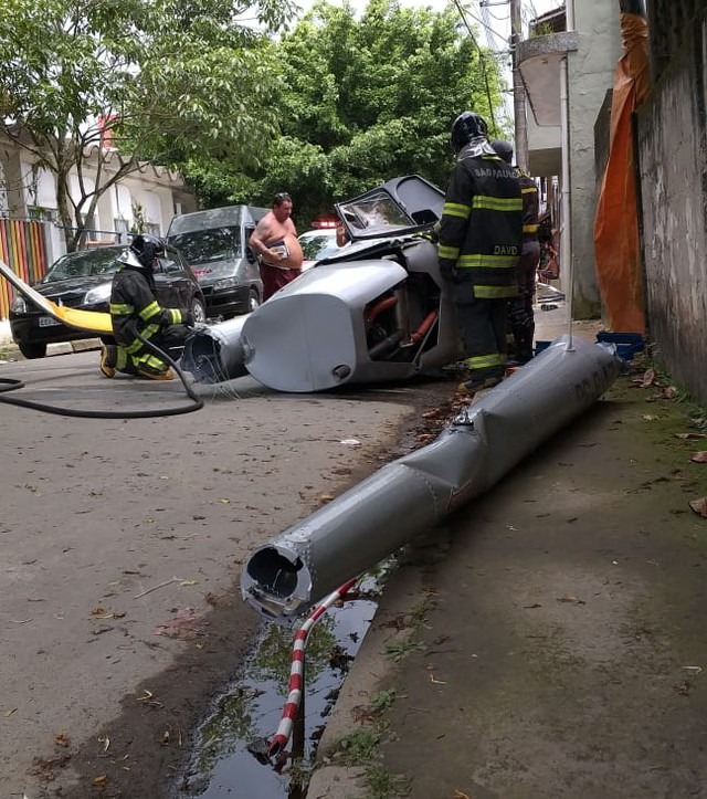 Helicóptero cai em Ubatuba e mata pedestre; ocupantes sobrevivem Helicóptero cai e mata pedestre em Ubatuba, SP — Foto: Reprodução/Arquivo Pessoal