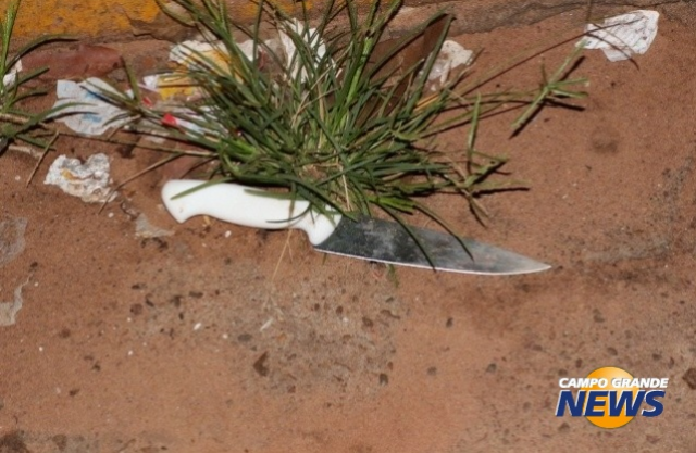 Vereador era o alvo de homem que matou um em frente da Câmara Faca de açougueiro, com lâmina de 17 centímetros, foi usada para matar Josivan. (Foto: Água Clara Notícias)