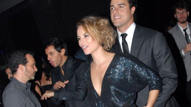 Paola Oliveira era só chamego com Joaquim Lopes na festa de 