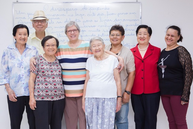 Parte dos alunos presentes na aula de Terezinha na última terça-feira (10), na sede da Seicho-No-Ie no Japão (Foto: Celso Tavares/G1)