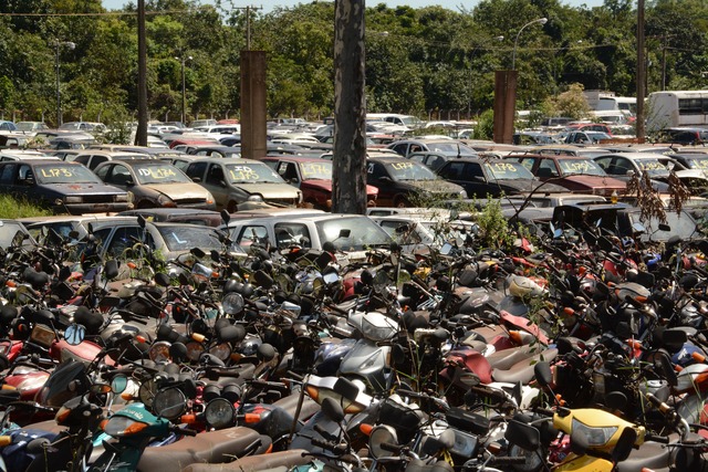 Para leiloar 19,9 mil veículos, Detran pode levar até seis anos Veículos ficam expostos ao tempo e sem cuidado adequado, a grande maioria acaba vendida como sucata e para desmanche - Foto: Bruno Henrique/Correio do Estado