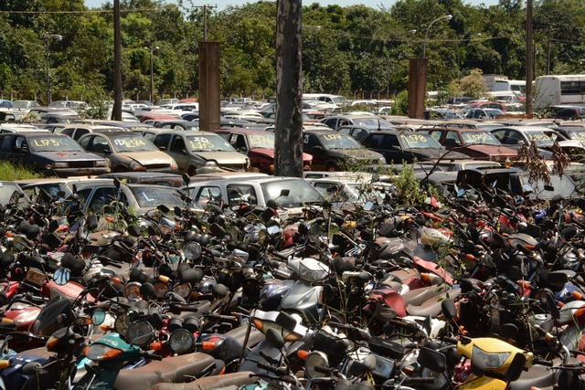 Veículos ficam expostos ao tempo e sem cuidado adequado, a grande maioria acaba vendida como sucata e para desmanche - Foto: Bruno Henrique/Correio do Estado