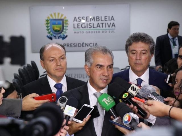 Reinaldo põe corte de gastos entre metas imediatas do novo mandato Reinado, ladeado de Junior Mochi e do vice Murilo Zauith, anunciou reunião com staff para discutir medidas de enxugamento. (Fotos: Henrique Kawaminami/Campo Grande News)