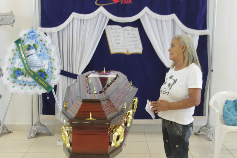 Comoção e lágrimas no velório das vítimas do acidente com van, na Câmara de Três Lagoas Uma parenta de Douglas, velando o corpo dele, solitária (Foto: Léo Lima)