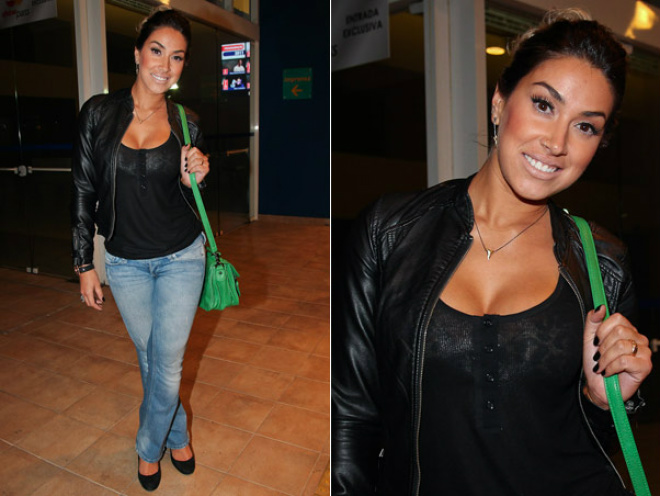 Dani Bolina vai com decote transparente a espetáculo de humor Dani Bolina