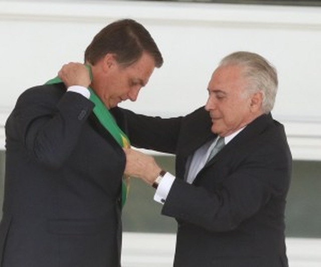 Bolsonaro vai assinar decreto que reajusta salário mínimo para R$ 998