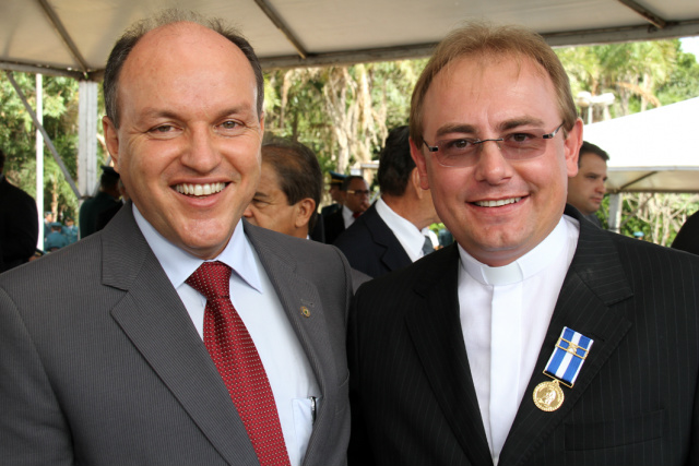 Mochi representa Assembleia Legislativa na entrega da Medalha Tiradentes O deputado Mochi e o padre Micael Carlos Dresch Andrejzwski, durante solenidade realizada nesta quarta-feira (22), no Comando da Polícia Militar (PM), em Campo Grande. (Foto: Divulgação)