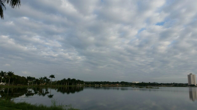Na Lagoa Maior esta manhã (23), o céu estava bastante encoberto. (Foto: Ricardo Ojeda)