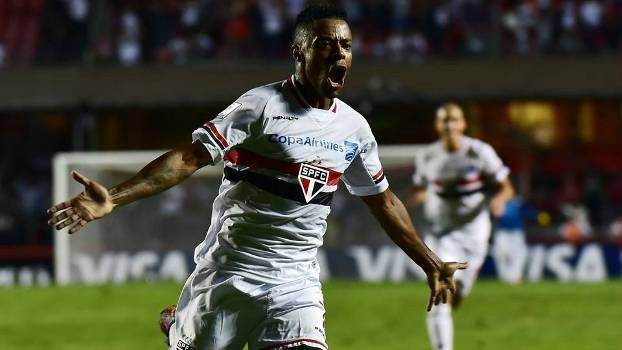 Michel Bastos comemora após balançar a rede do Corinthians; São Paulo avançou. ( Foto: Divulgação).