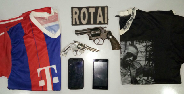 Objetos encontrados junto aos autores da tentativa de roubo que vieram a óbito durante confronto com a Polícia Militar (Foto: Assessoria)