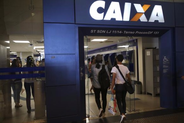 Caixa suspende sistema de pagamentos de abono, rendimentos e cotas até domingo O calendário de pagamento das cotas do PIS por idade e aposentadoria começa em 19 de outubro (Foto:Arquivo/José Cruz/Agência Brasil)