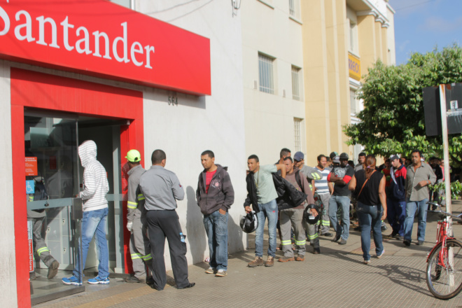 Trabalhadores do Consórcio UFN3 foram liberados nesta quarta-feira para fazer movimentação bancária no Santander, mas atendimento demorou mais de duas horas (Foto: Ricardo Ojeda)  