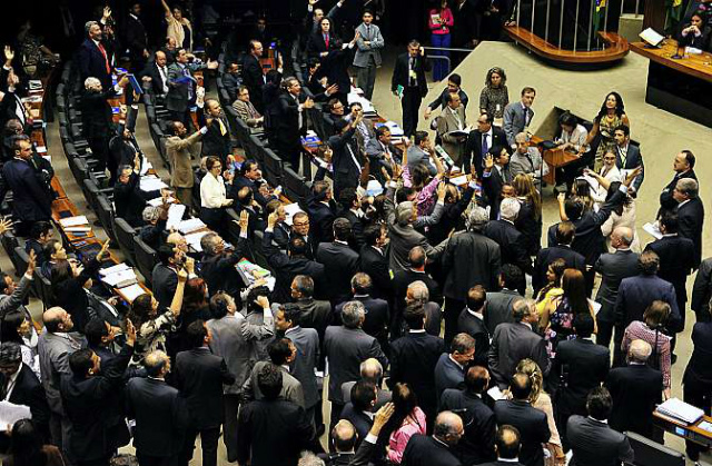 Deputados aprovaram emenda que permite a terceirização de qualquer setor de uma empresa privada. (Foto Divulgação)