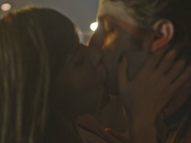 BABILÔNIA: Helô beija Rafael no baile charme a mando de Guto e Laís vê tudo Helô agarra Rafael e o beija (Foto: TV Globo)