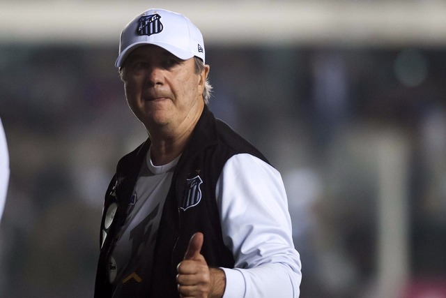 Levir tenta escrever, no comando do Santos, mais uma página do seu histórico de viradas. (Foto: Globoesporte.com)