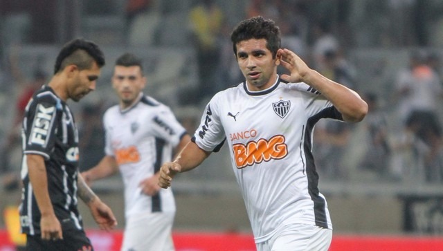 Viradas históricas de 2014 motivam Levir a repetir feito no Santos contra o Flamengo Guilherme comemora um de seus dois gols na virada épica do Galo contra o Corinthians, em 2014 (Foto: Bruno Cantini/Atlético-MG)